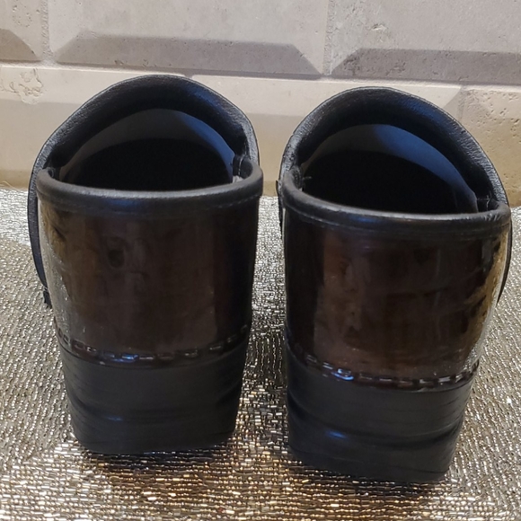 SOLD!! DANSKO Croc Print Patent Clogs - Size 36 - Picture 5 of 9